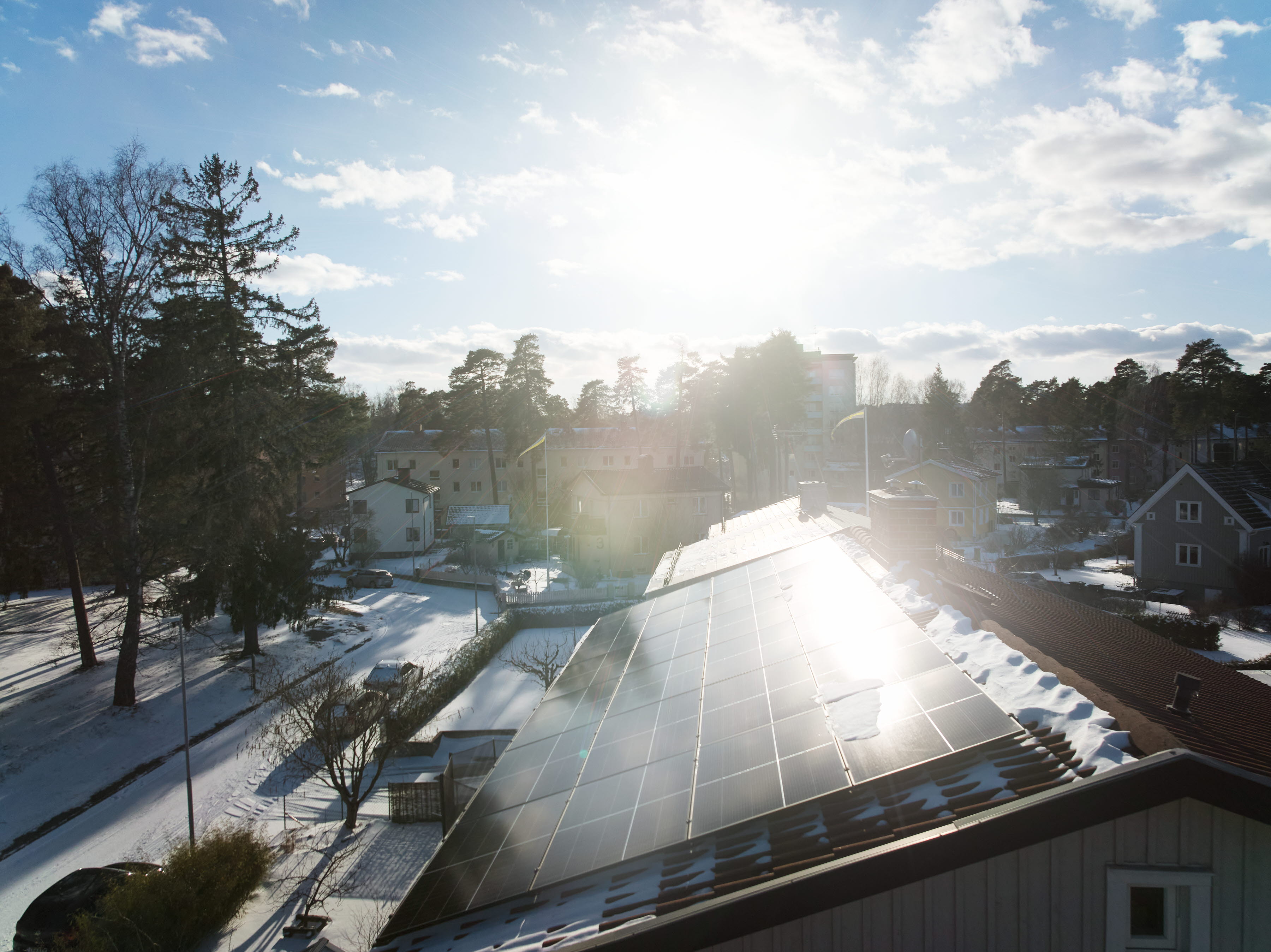 Solcellspanel på hustak i villaområde.jpg